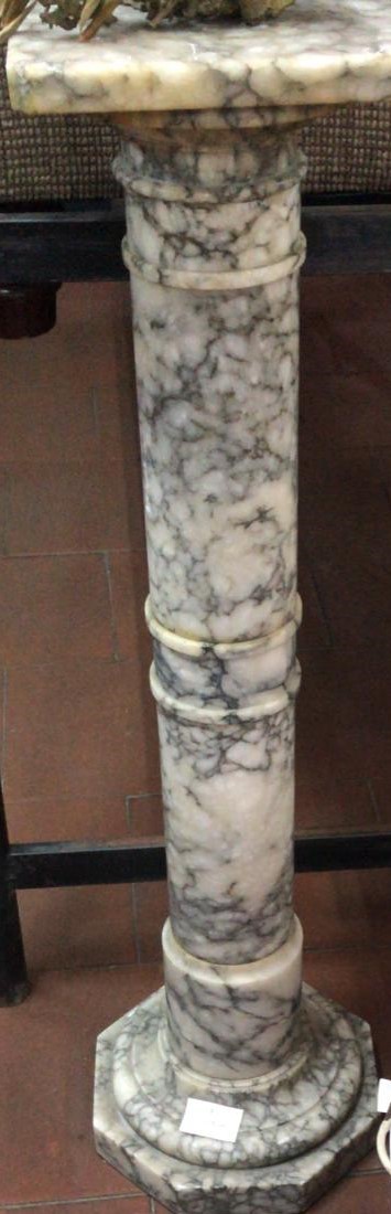 Colonna in marmo Carrara