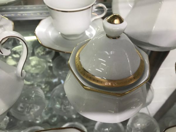 Servizio da tè in porcellana bianca