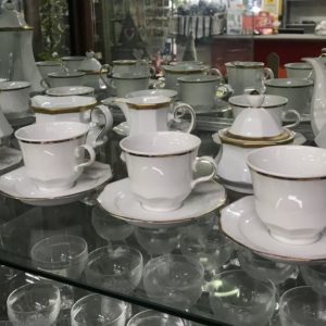 Servizio da tè in porcellana bianca